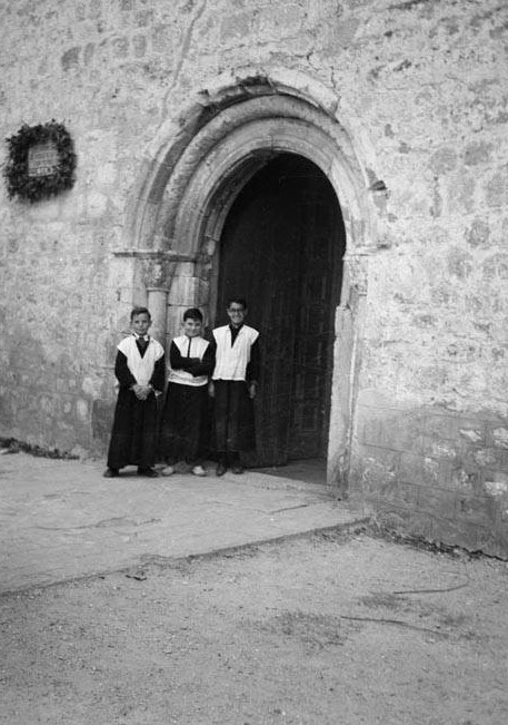 3 Escolans Davant La Porta