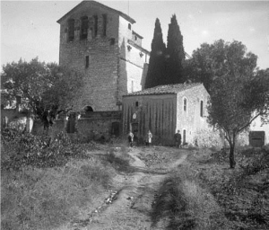 Esglesia I Escola En Primer Terme 300x256