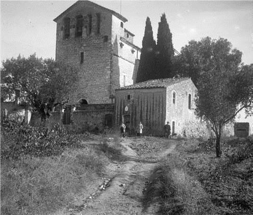 Esglesia I Escola En Primer Terme